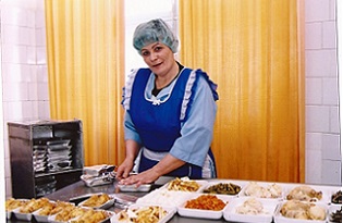 Упаковка горячего питания в контейнеры