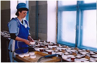 Упаковка бортового питания в ланч боксы